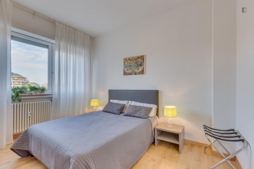 Spacious and full of light double bedroom with private bathroom, in 4 rooms apartment