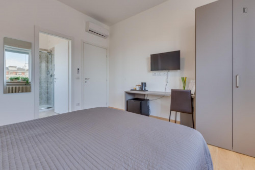 Spacious and full of light double bedroom with private bathroom, in 4 rooms apartment - Gallery - 8