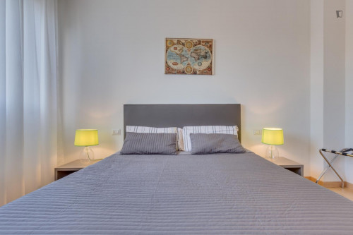 Spacious and full of light double bedroom with private bathroom, in 4 rooms apartment