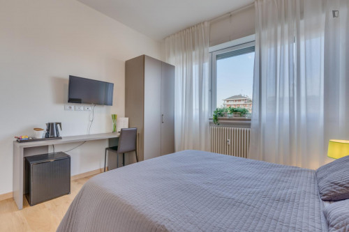 Spacious and full of light double bedroom with private bathroom, in 4 rooms apartment