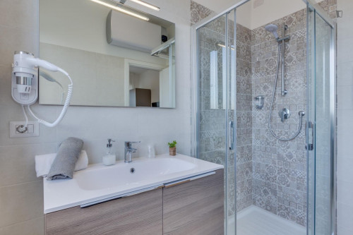Spacious and full of light double bedroom with private bathroom, in 4 rooms apartment - Gallery - 10