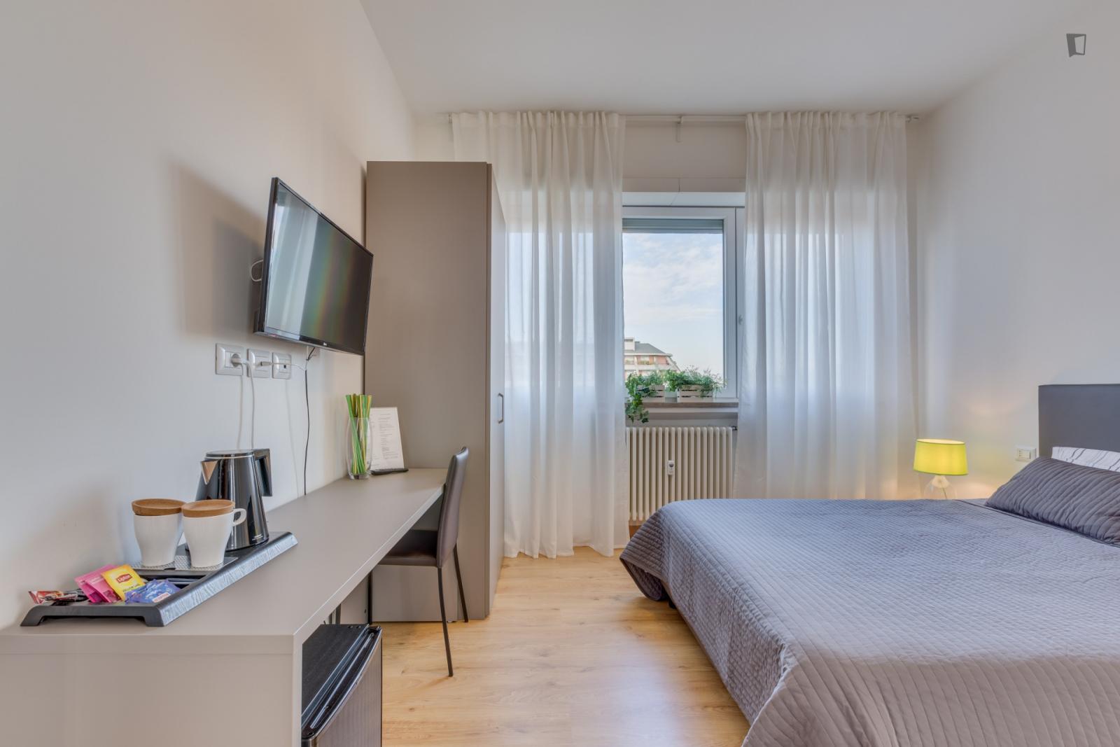 Spacious And Full Of Light Double Bedroom With Private Bathroom, In 4 Rooms Apartment - 1