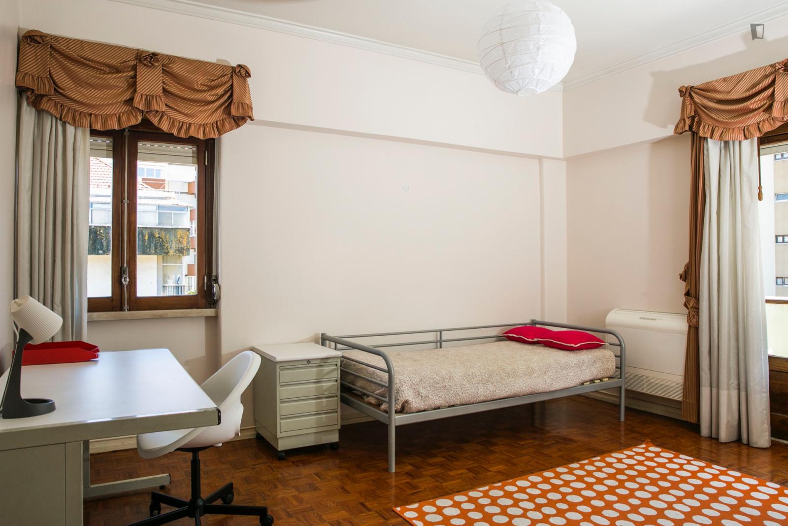  Bright Spacious Bedroom With A Balcony Near The University City And The Catholic And European Univer  -  Bright spacious bedroom with a balcony near the university city and the Catholic and European universities  - Gallery -  1