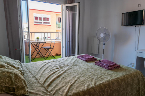 Double bedroom, with balcony, in a 4 bedrooms apartment