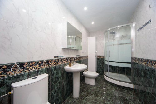 Welcoming single bedroom in a student apartment, in San Ildefonso