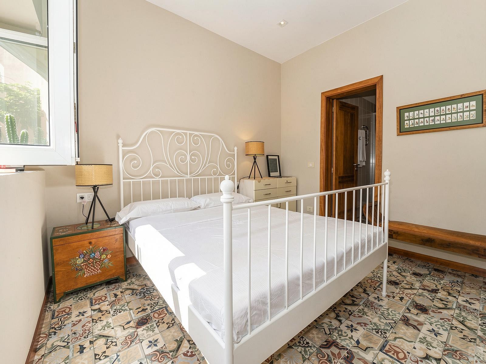 Double Room With Bathroom 2 People - Sustainable Coliving Community with Activities and Culture in Arona's Valle de San Lorenzo House - Gallery - 31