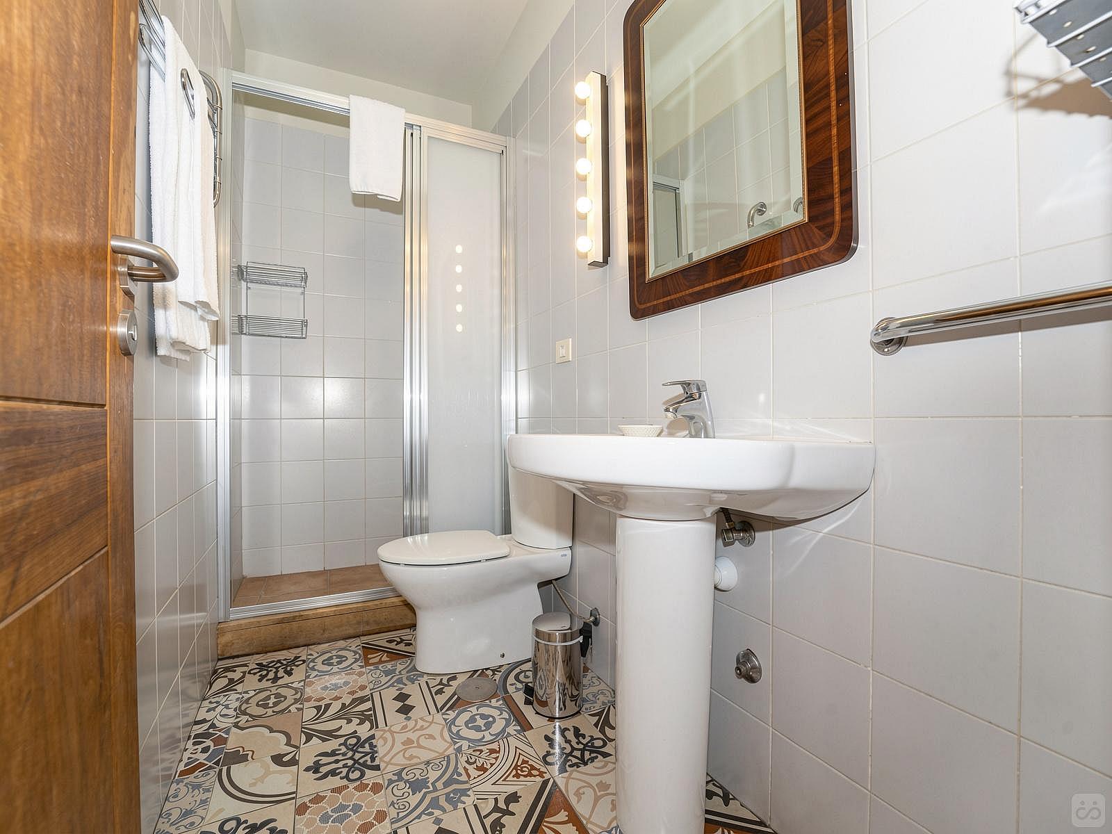 Double Room With Bathroom 2 People - Sustainable Coliving Community with Activities and Culture in Arona's Valle de San Lorenzo House - Gallery - 34