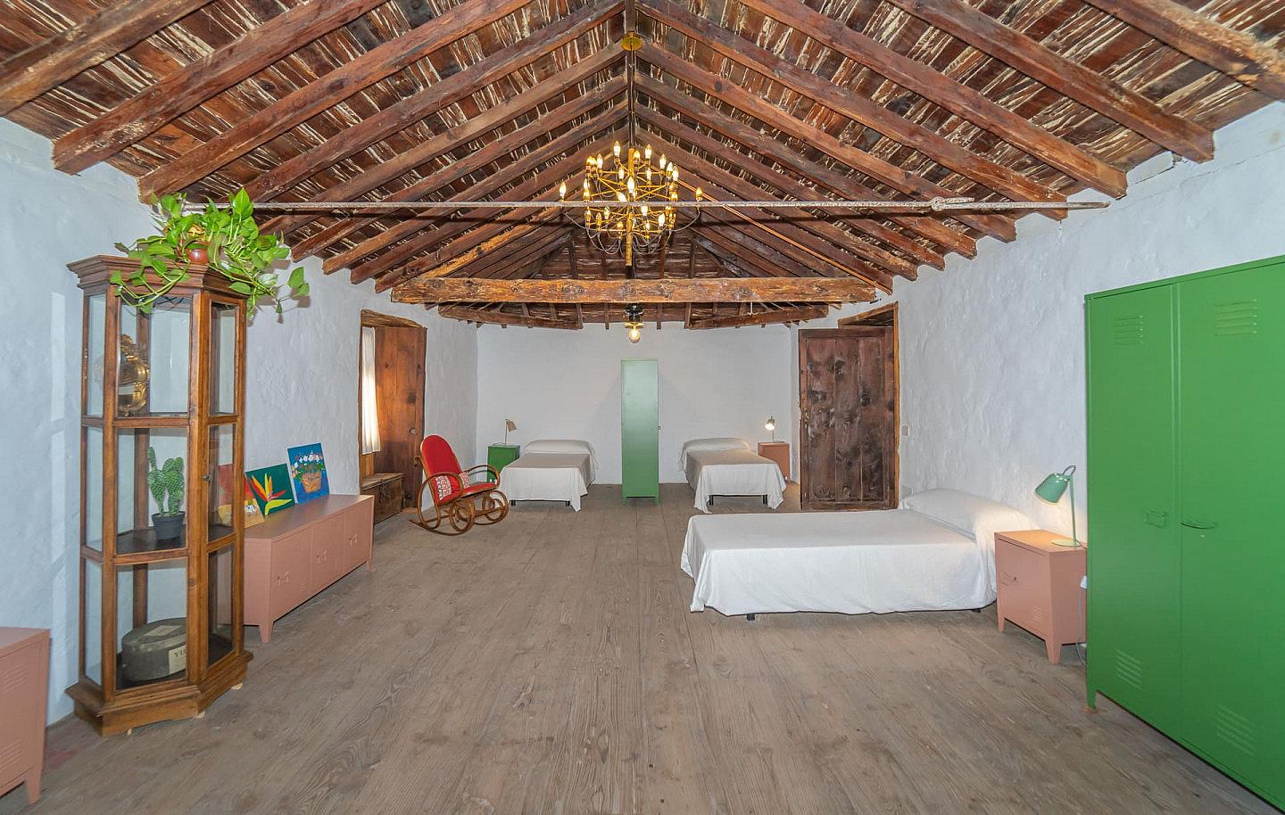 Bed In A 5-Bed Mixed Gender Room - Sustainable Coliving Community with Activities and Culture in Arona's Valle de San Lorenzo - Gallery - 39