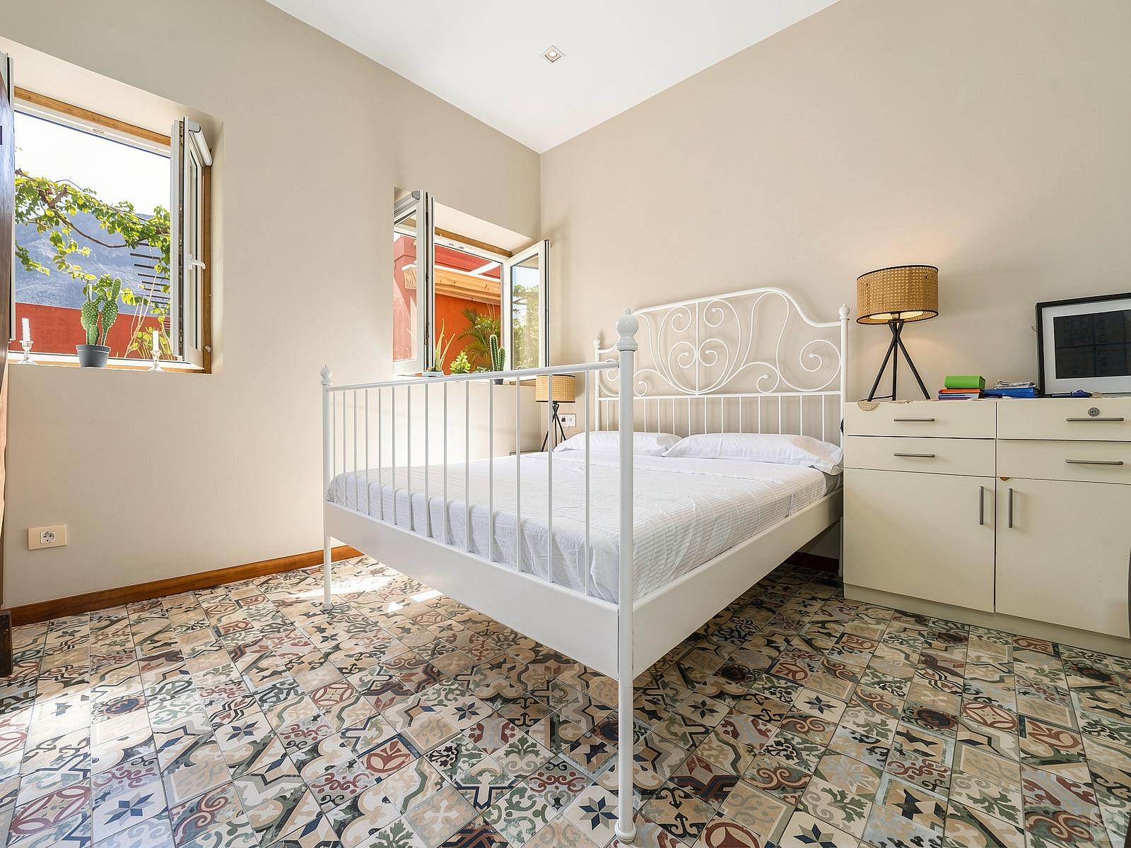 Double Room With Bathroom (Individual Use) - Sustainable Coliving Community with Activities and Culture in Arona's Valle de San Lorenzo House - Gallery - 17