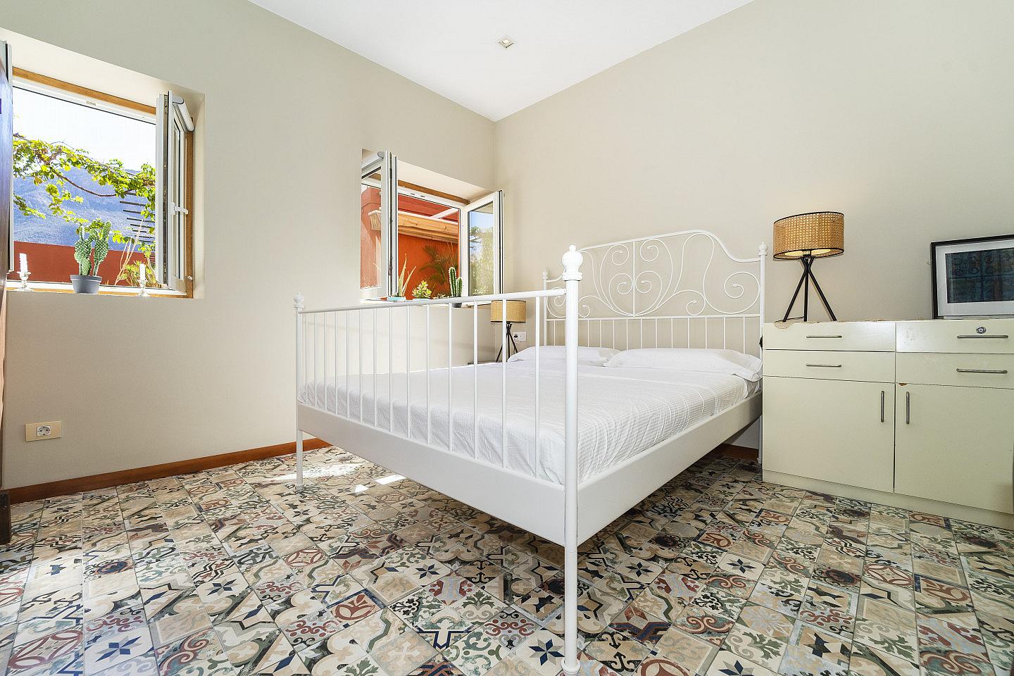 Double Room With Bathroom (Individual Use) - Sustainable Coliving Community with Activities and Culture in Arona's Valle de San Lorenzo House - Gallery - 14