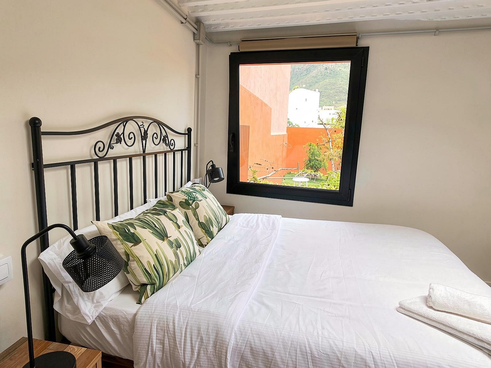 Group Room (Queen Bed And 2 Single Beds) - Sustainable Coliving Community with Activities and Culture in Arona's Valle de San Lorenzo House - Gallery - 31