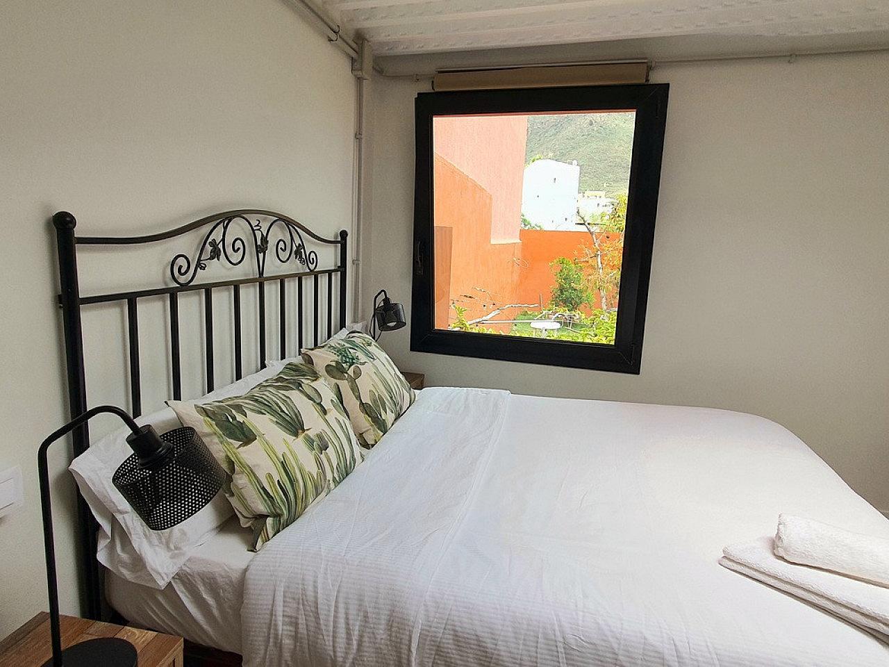 Group Room (Queen Bed And 2 Single Beds) - Sustainable Coliving Community with Activities and Culture in Arona's Valle de San Lorenzo House - Gallery - 19