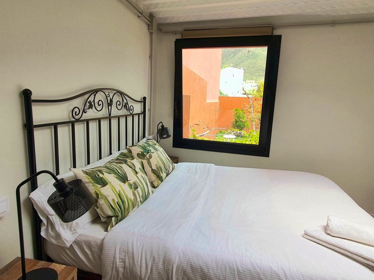 Group Room (Queen Bed And 2 Single Beds) - Sustainable Coliving Community with Activities and Culture in Arona's Valle de San Lorenzo House - Gallery - 7