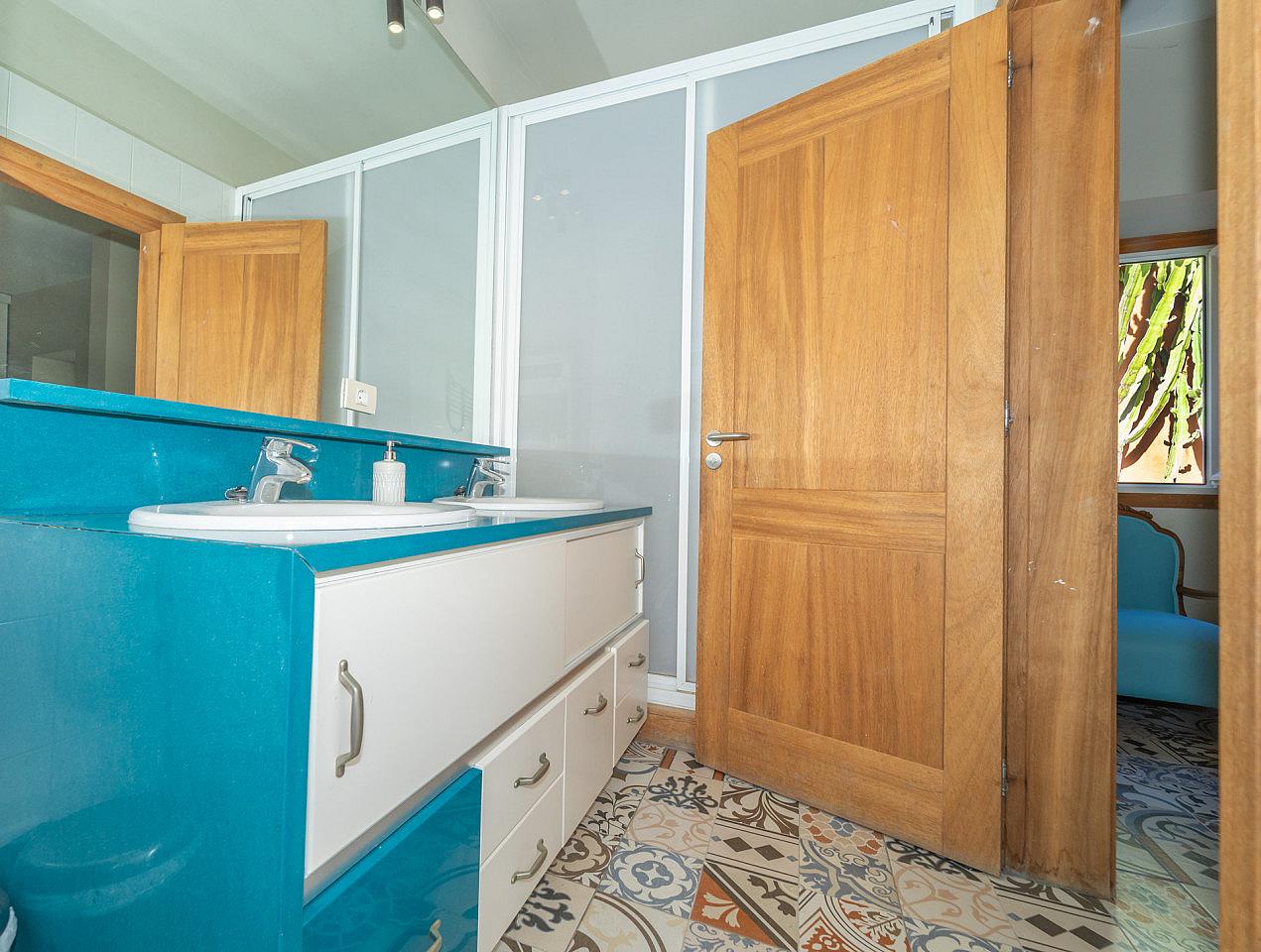 Premium Double Room (Individual Use) - Sustainable Coliving Community with Activities and Culture in Arona's Valle de San Lorenzo House - Gallery - 15