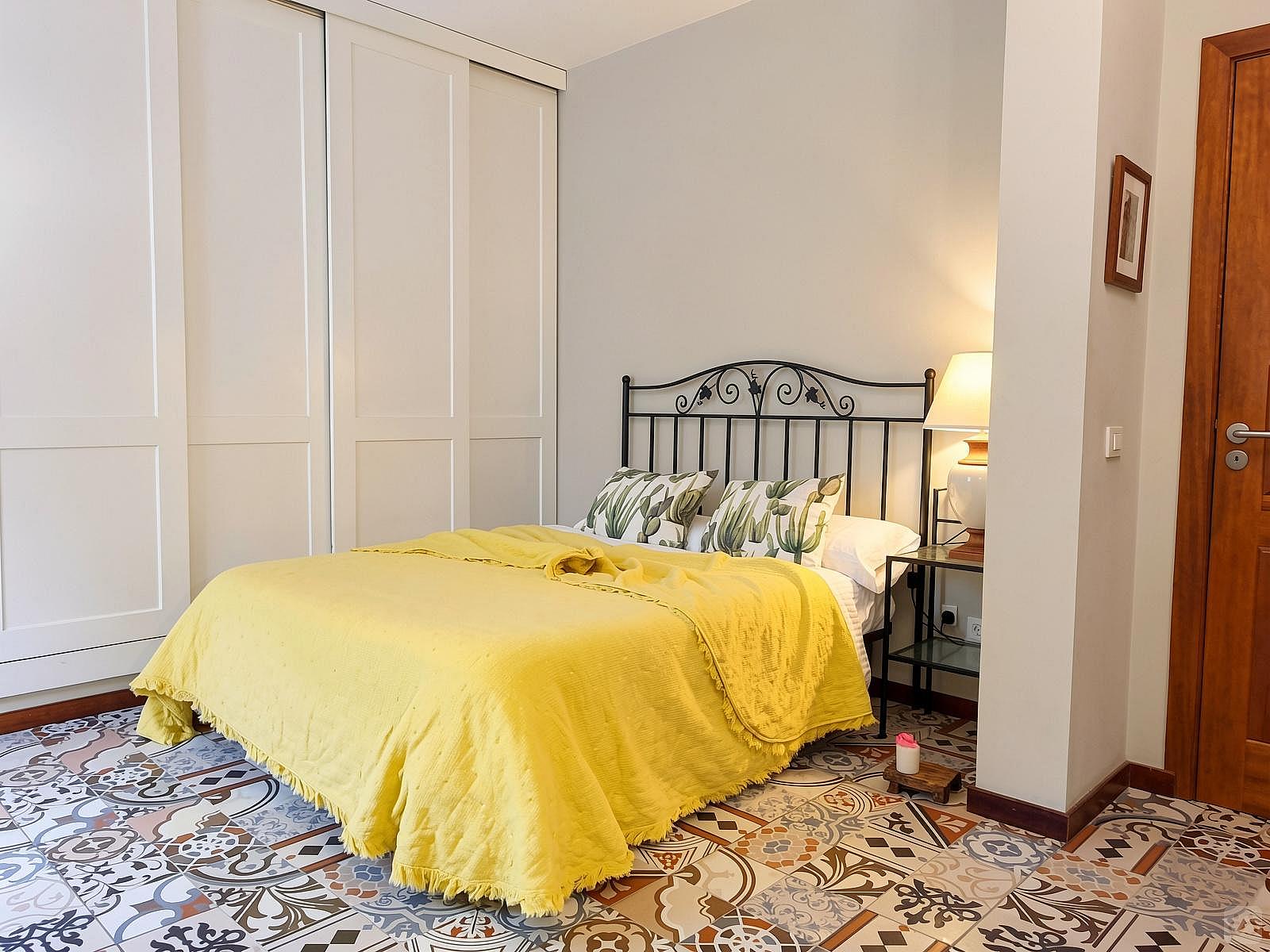 Premium Double Room (Individual Use) - Sustainable Coliving Community with Activities and Culture in Arona's Valle de San Lorenzo House - Gallery - 16