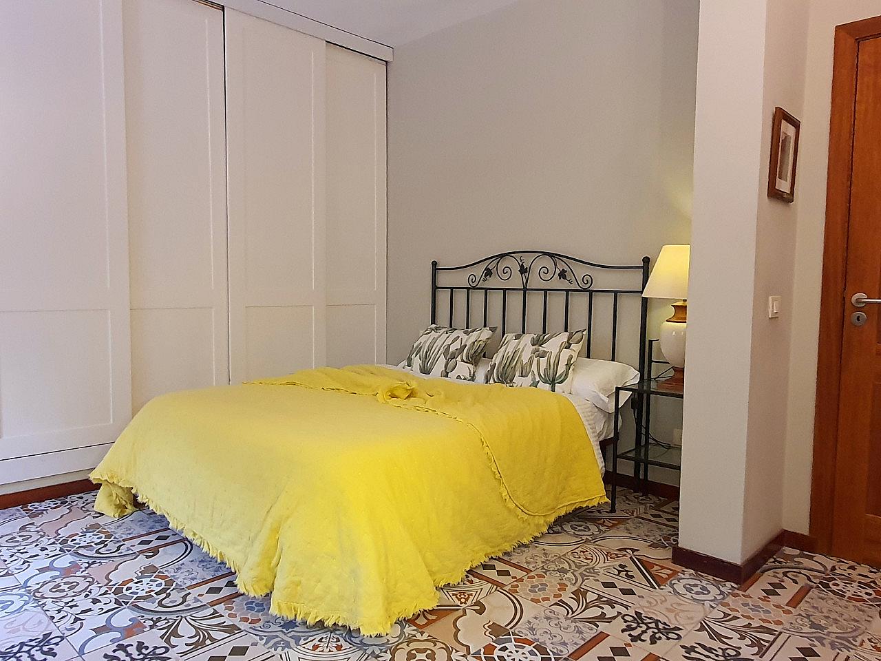 Premium Double Room (Individual Use) - Sustainable Coliving Community with Activities and Culture in Arona's Valle de San Lorenzo House - Gallery - 13
