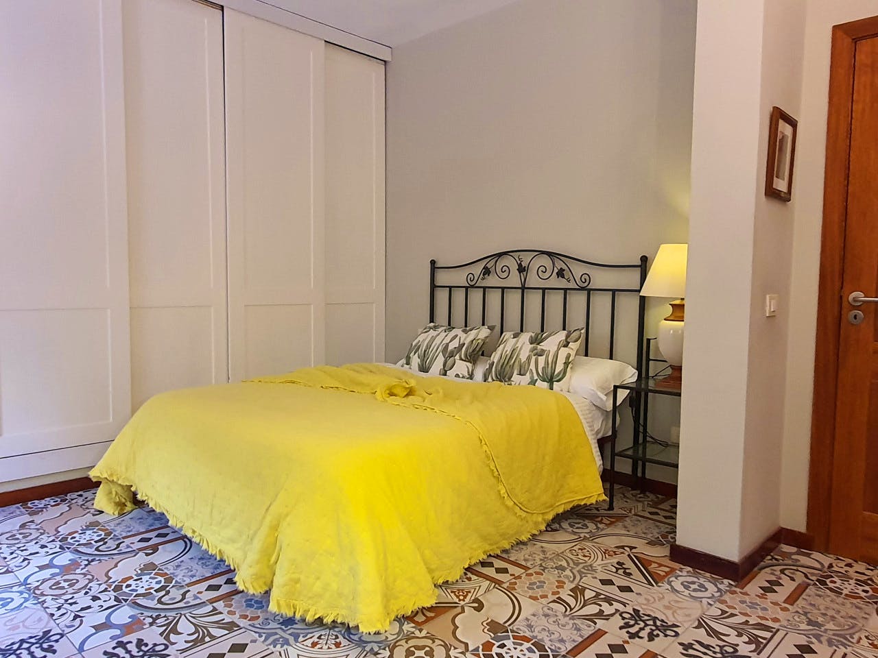 Premium Double Room (Individual Use) - Sustainable Coliving Community with Activities and Culture in Arona's Valle de San Lorenzo House - Gallery - 1