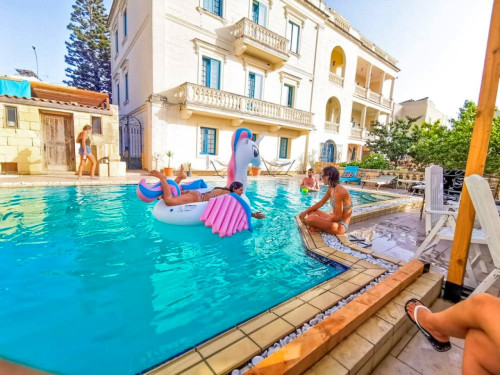 Outstanding Luxury House w/ Pool + Gym