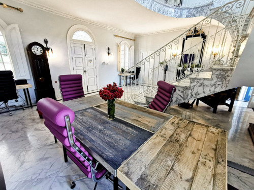 Outstanding Luxury House w/ Pool + Gym