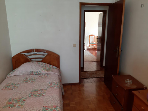 Single bedroom in a 4-bedroom flat near Faculdade de Engenharia