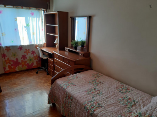 Single bedroom in a 4-bedroom flat near Faculdade de Engenharia - Gallery - 5