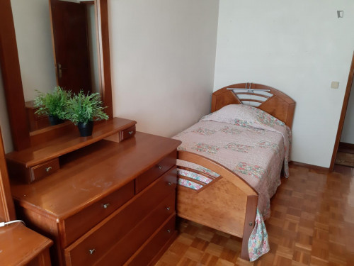 Single bedroom in a 4-bedroom flat near Faculdade de Engenharia