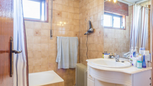 Single bedroom in a 4-bedroom flat near Faculdade de Engenharia