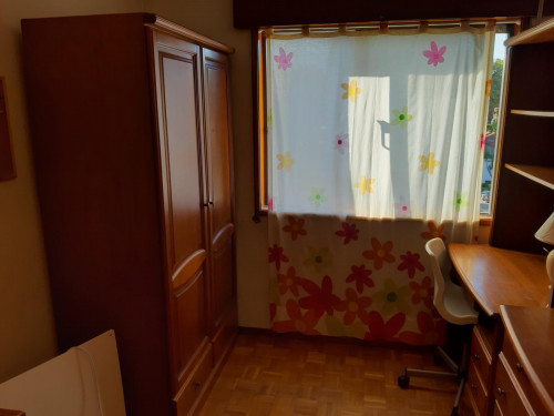Single bedroom in a 4-bedroom flat near Faculdade de Engenharia