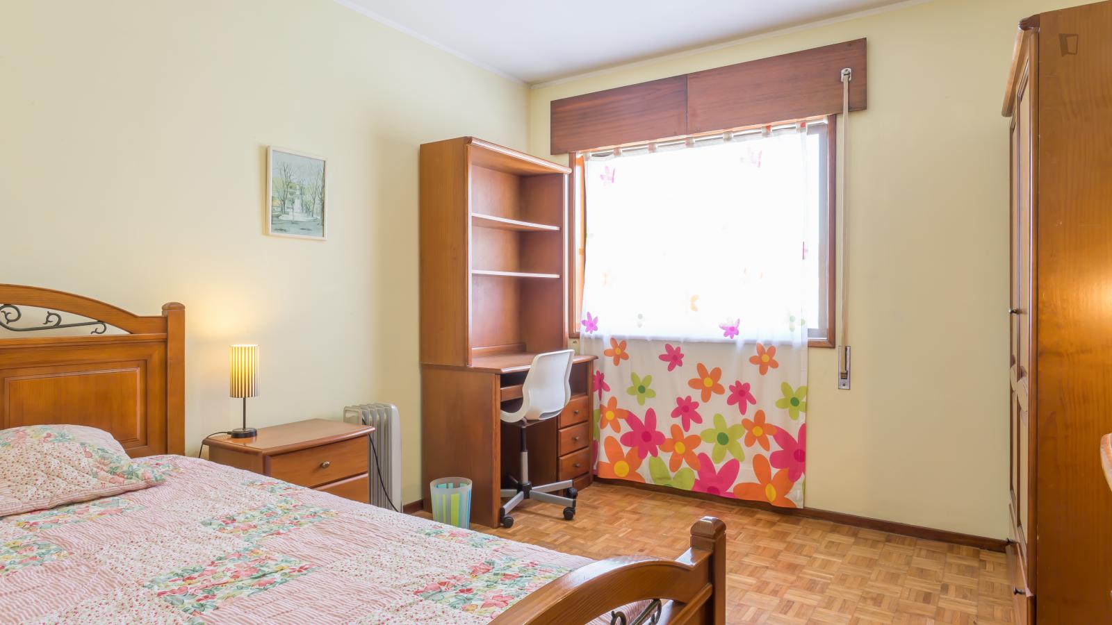 Single Bedroom In A 4-Bedroom Flat Near Faculdade De Engenharia - 1