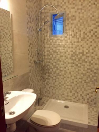 Double bedroom in 4-bedroom apartment - Gallery - 8