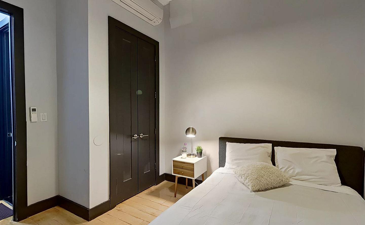 Queen Bedroom - 16