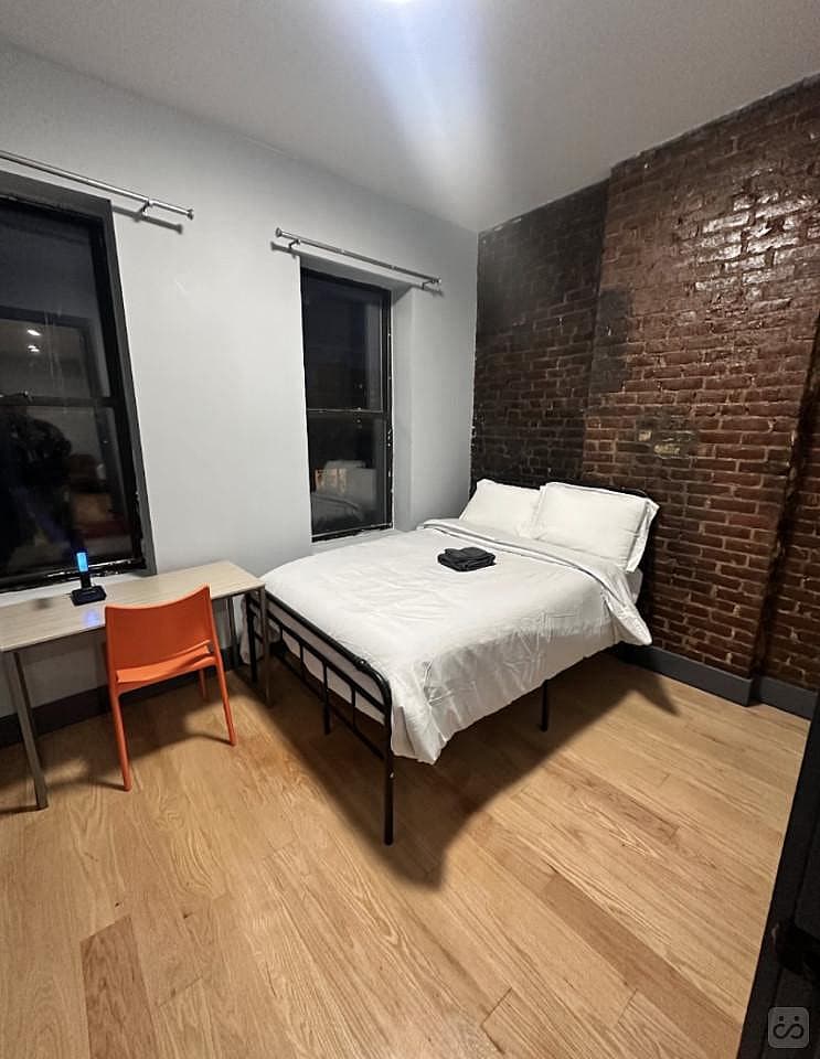 Queen Bedroom - 10