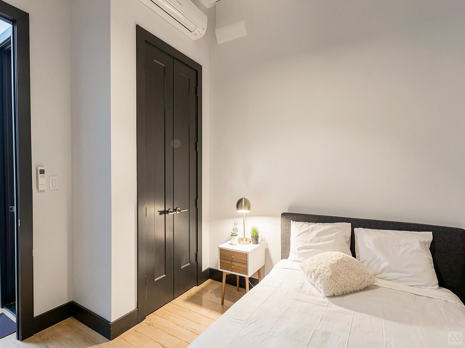 Queen Bedroom - 9