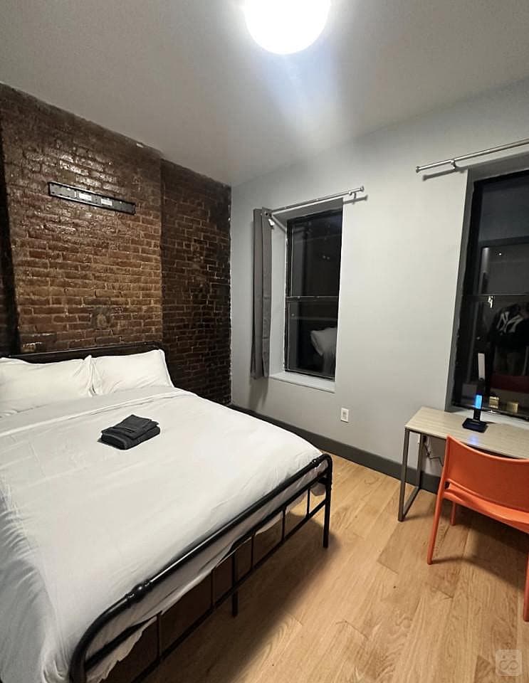 Queen Bedroom - 9