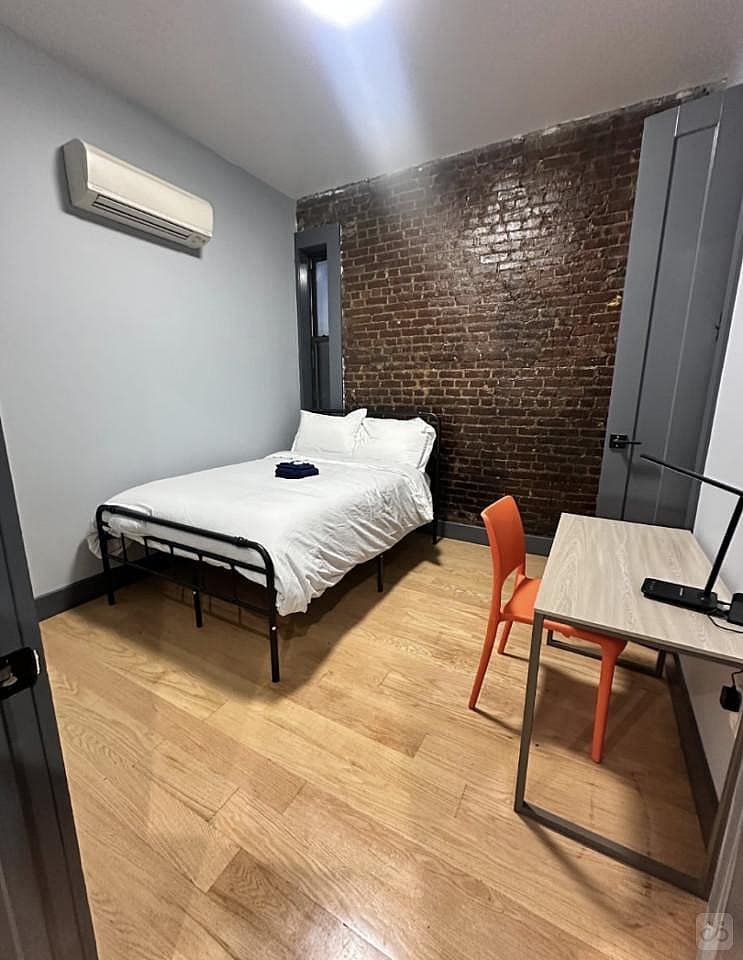 Queen Bedroom - 8