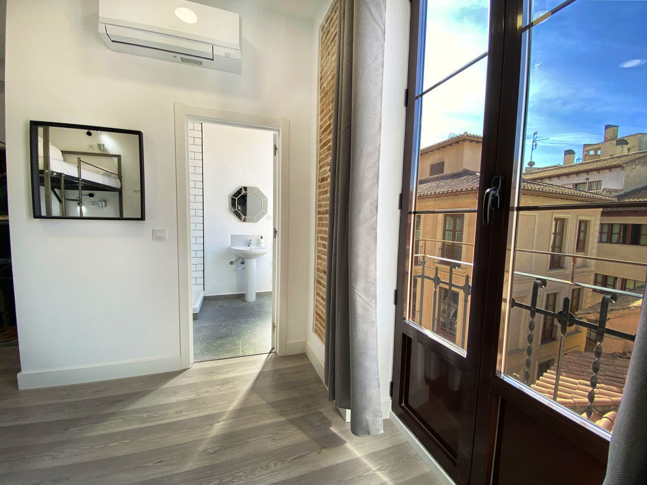  Bed In A 4-Bed Females Only Room  -  Granada Center Home  - Gallery -  6