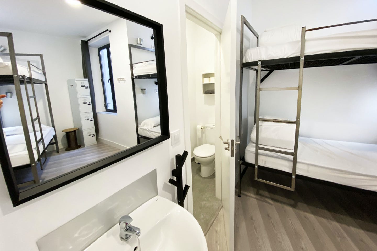  Bed In A 4-Bed Mixed Gender Room  -  Granada Center Home  - Gallery -  11
