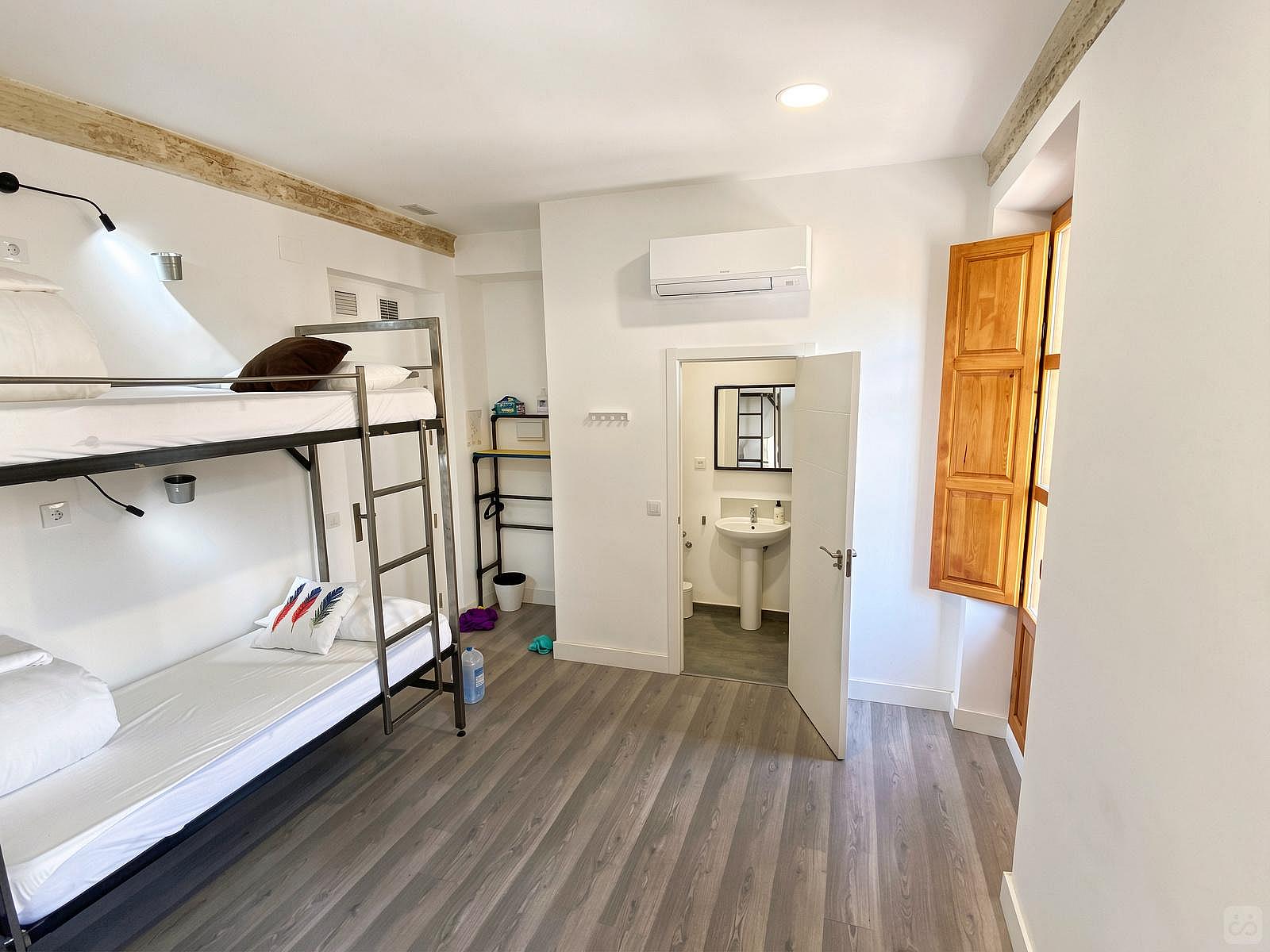  Bed In A 4-Bed Mixed Gender Room  -  Granada Center Home  - Gallery -  108