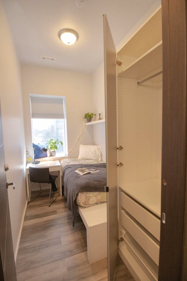 Private Room - Spacious Styled Apt. w/ Workspace - Gallery - 15