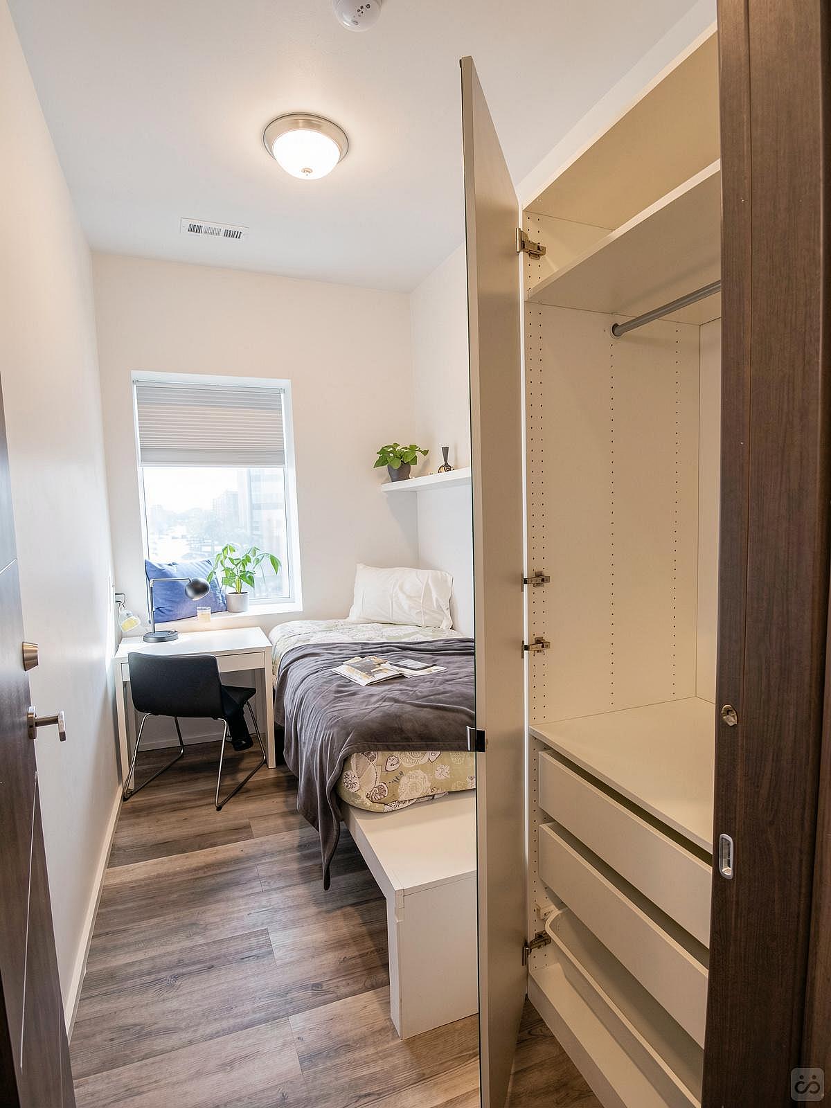  Private Room  -  Spacious Styled Apt. w/ Workspace  - Gallery -  2