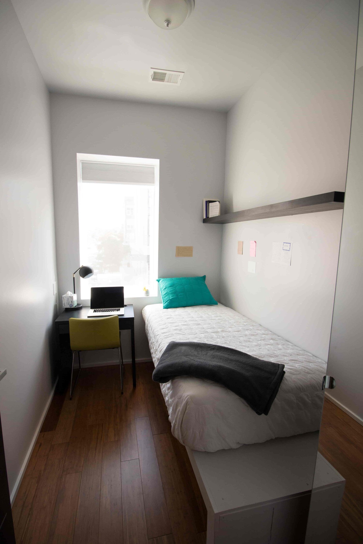 Private Room - Spacious Styled Apt. w/ Workspace - Gallery - 14