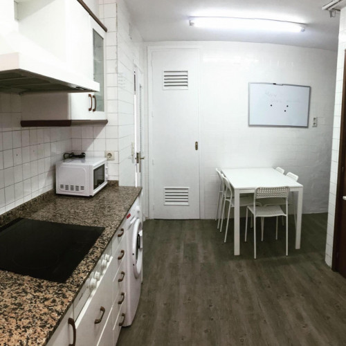 Brilliant double bedroom near Facultat de Filologia, Traducció i Comunicació