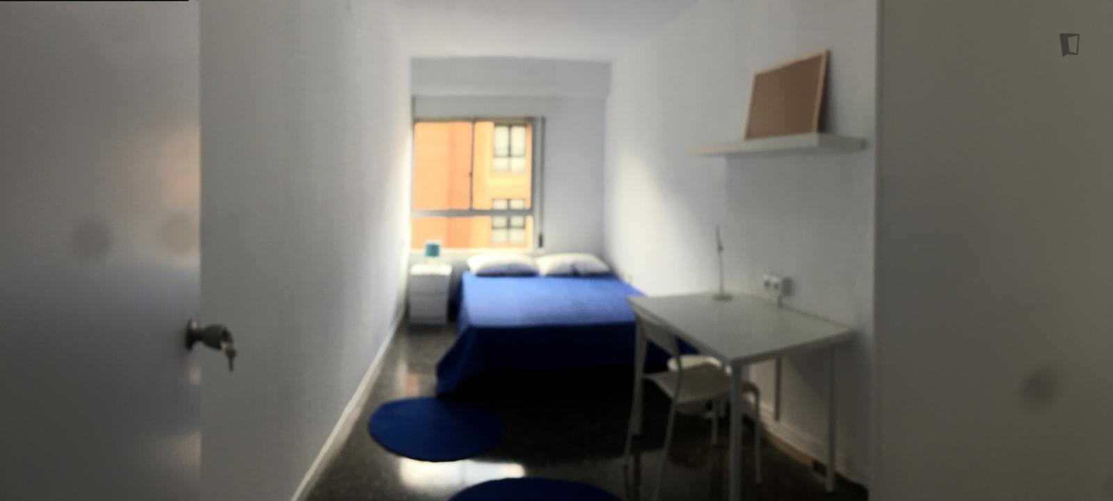  Neat And Cosy Double Bedroom In Exposició  -  Neat and cosy double bedroom in Exposició  - Gallery -  1