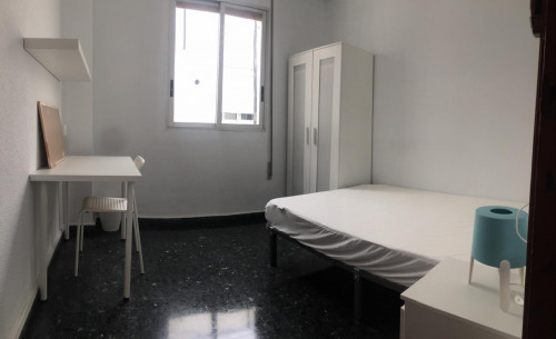 Double bedroom in 7-bedroom apartment
