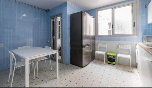 Double bedroom in 7-bedroom apartment