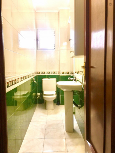 Double bedroom in 7-bedroom apartment