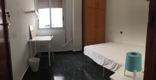 Double bedroom in 7-bedroom apartment