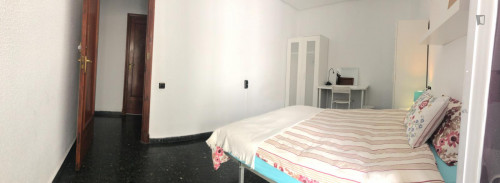 Pleasant double bedroom with balcony, in Poblats Marítims