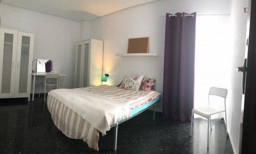 Pleasant double bedroom with balcony, in Poblats Marítims