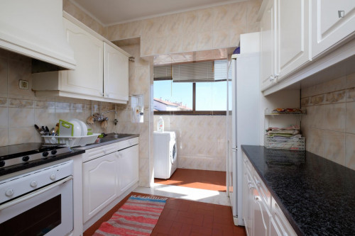 Snug single bedroom with balcony in São Sebastião, next to University of Coimbra - Gallery - 9